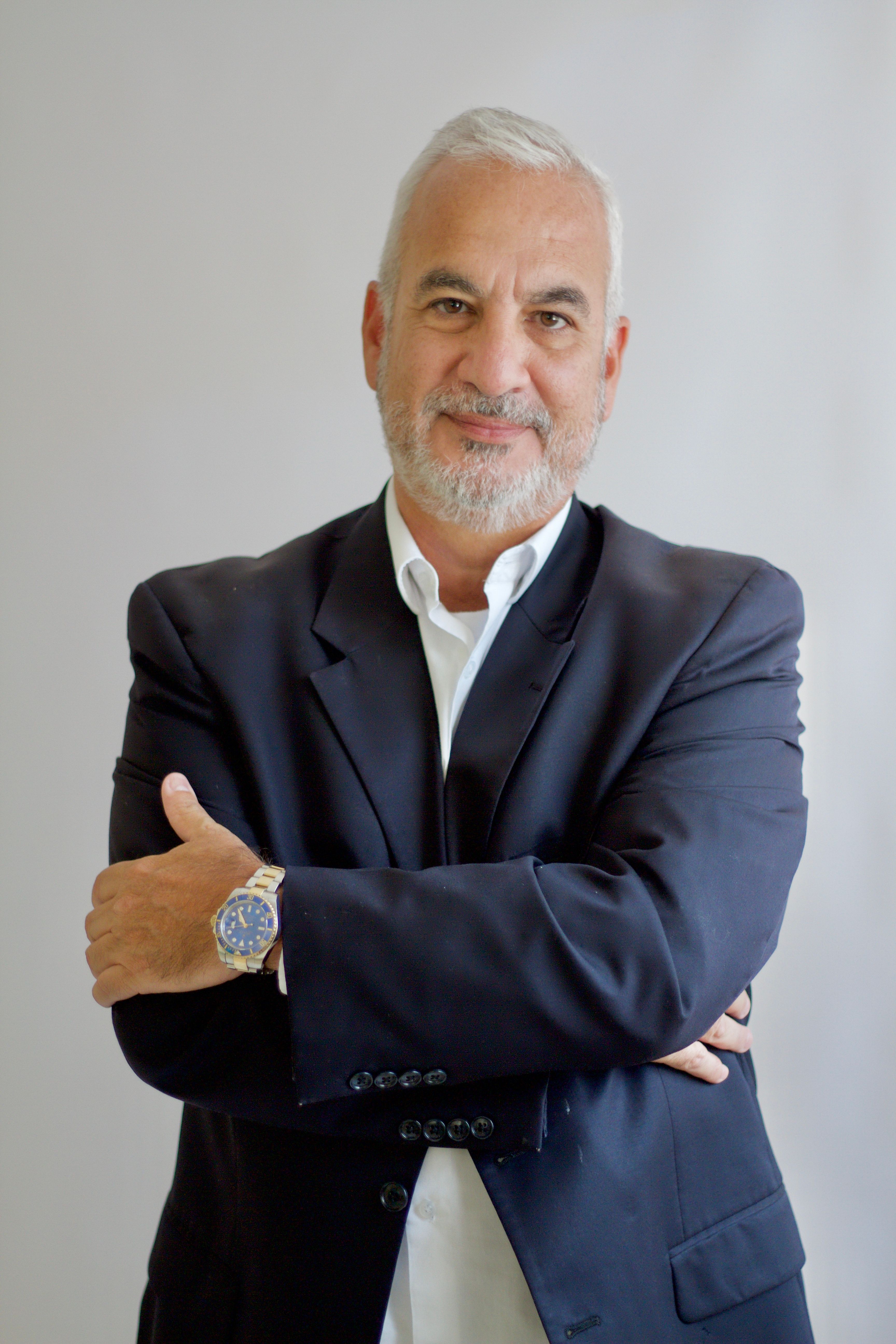 António M Santos